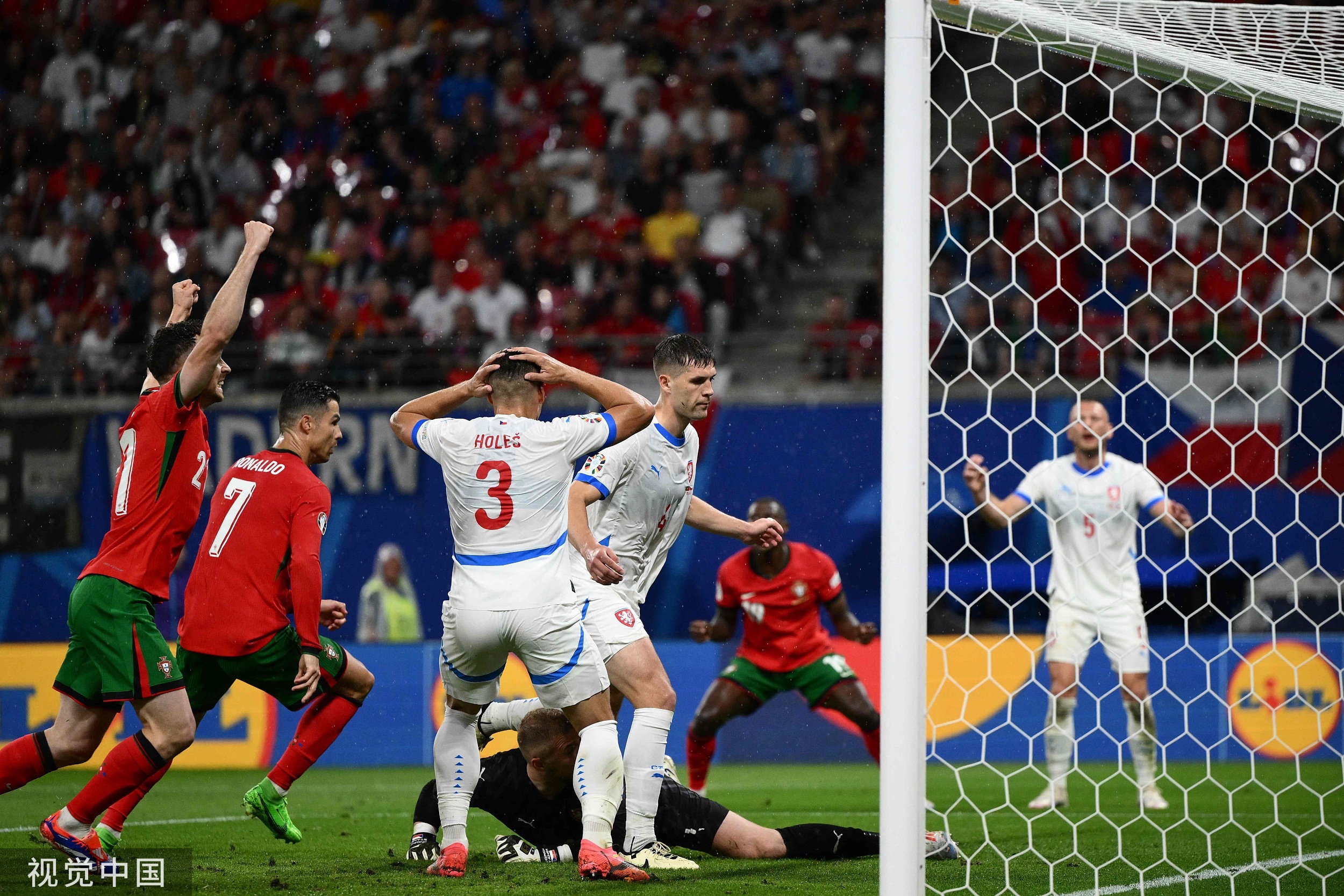 葡萄牙队碾压瑞典队，波尔点燃赛场