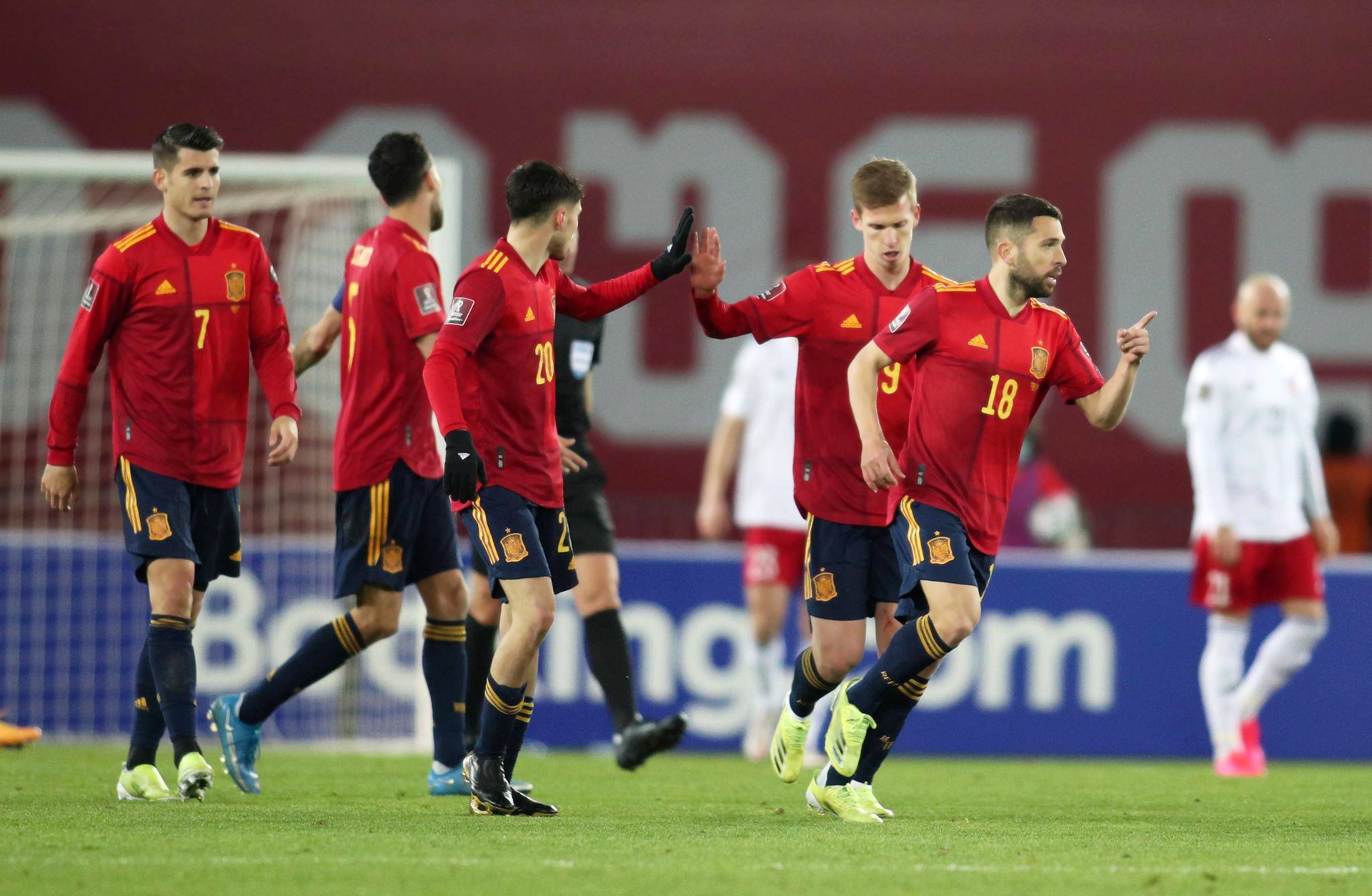 西班牙险胜英格兰，阿尔瓦雷斯统治全场