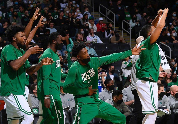 湖人鏖战山东队，塔图姆带队取胜