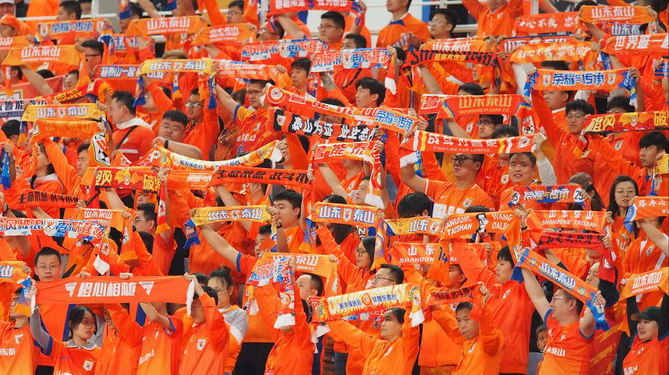 比赛现场气氛火爆，球迷热情高涨