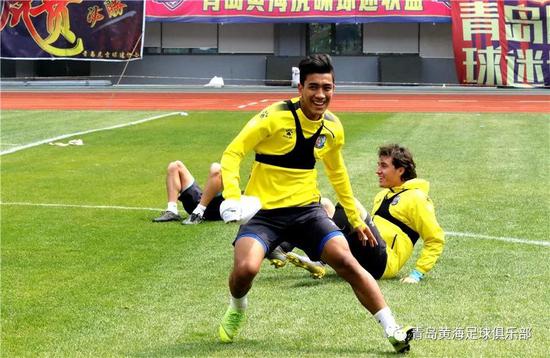青岛黄海队员备战下轮比赛，全力以赴