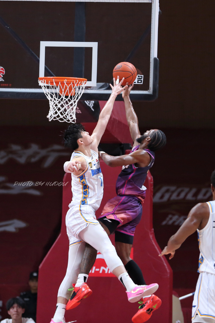 北京首钢险胜深圳队，保持不败之地