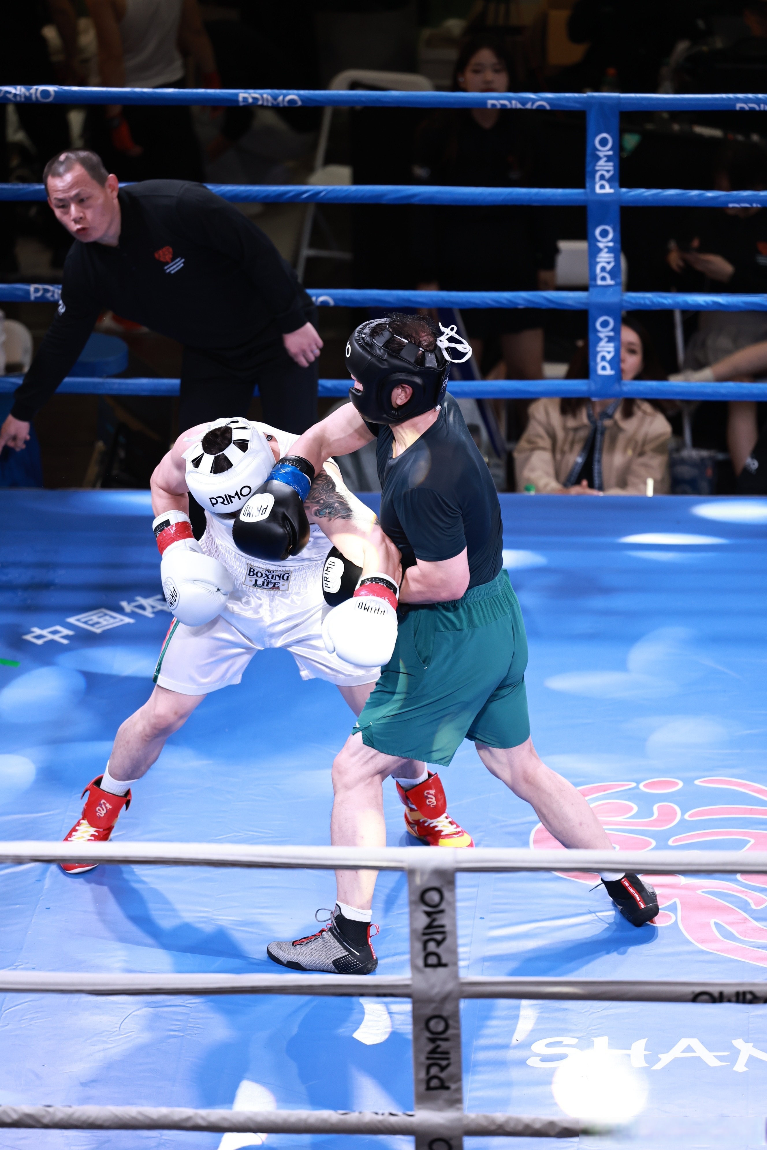 竞技场上的激情对决让人热血沸腾！